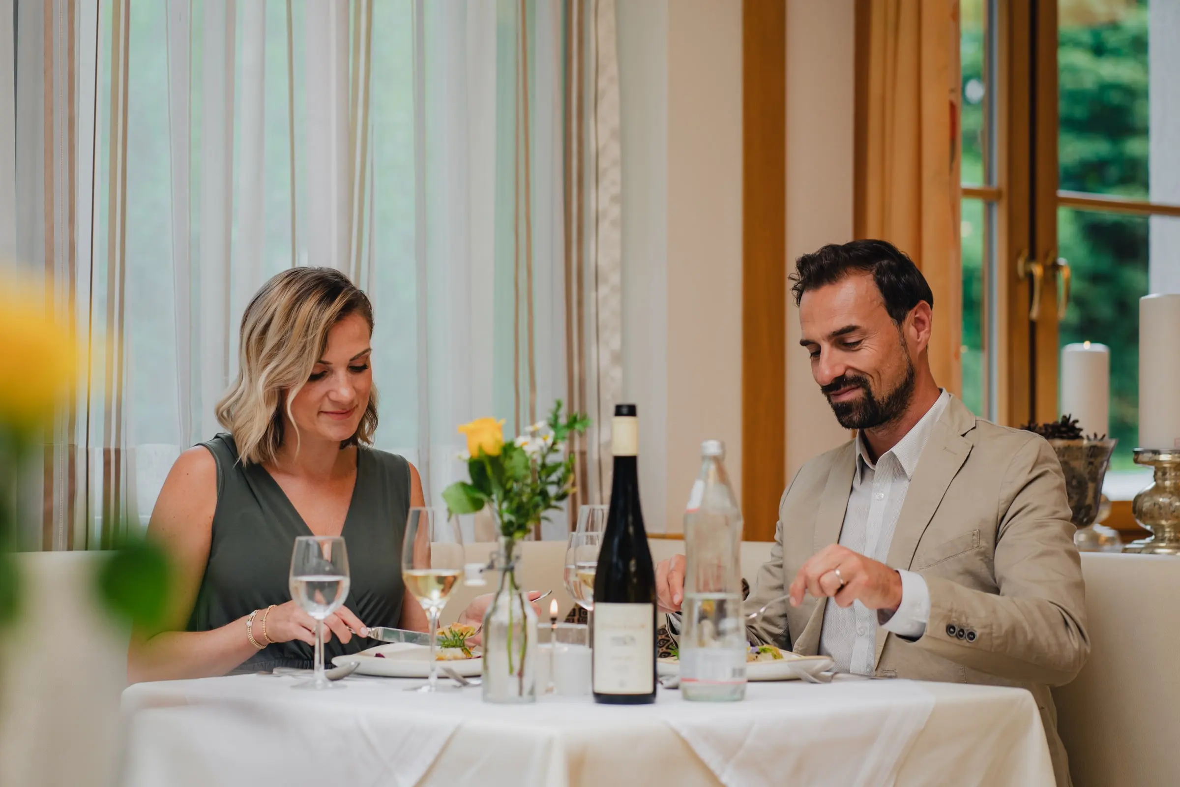 Ein Paar beim Abendessen am gedeckten Tisch im Restaurant