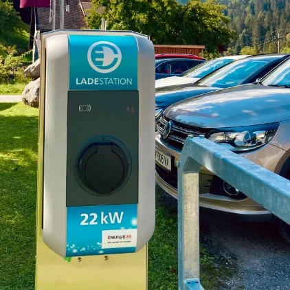 Die Ladestation der Energie AG mit 22 kW am Parkplatz des Poppengut