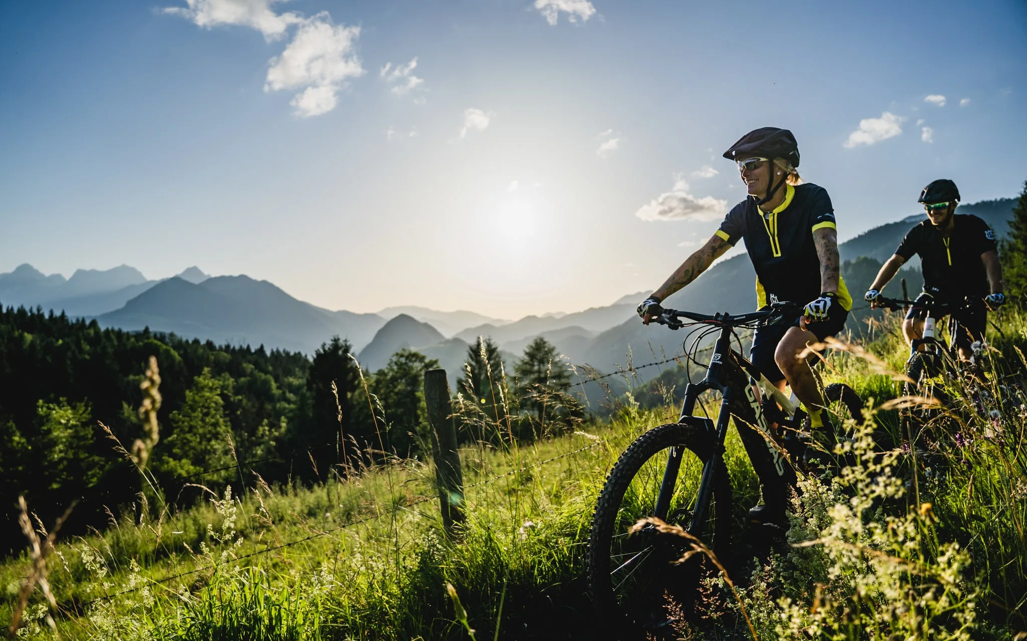 © Markus Kohlmayr / Pyhrn-Priel Tourismus GmbH Dva cyklisté na elektrických horských kolech na horské louce nad údolím Stodertal
