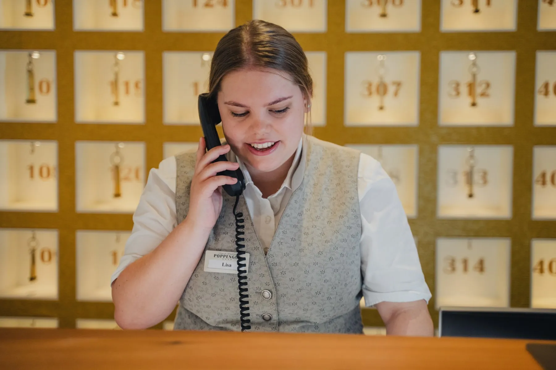 Pracovnice recepce u telefonu