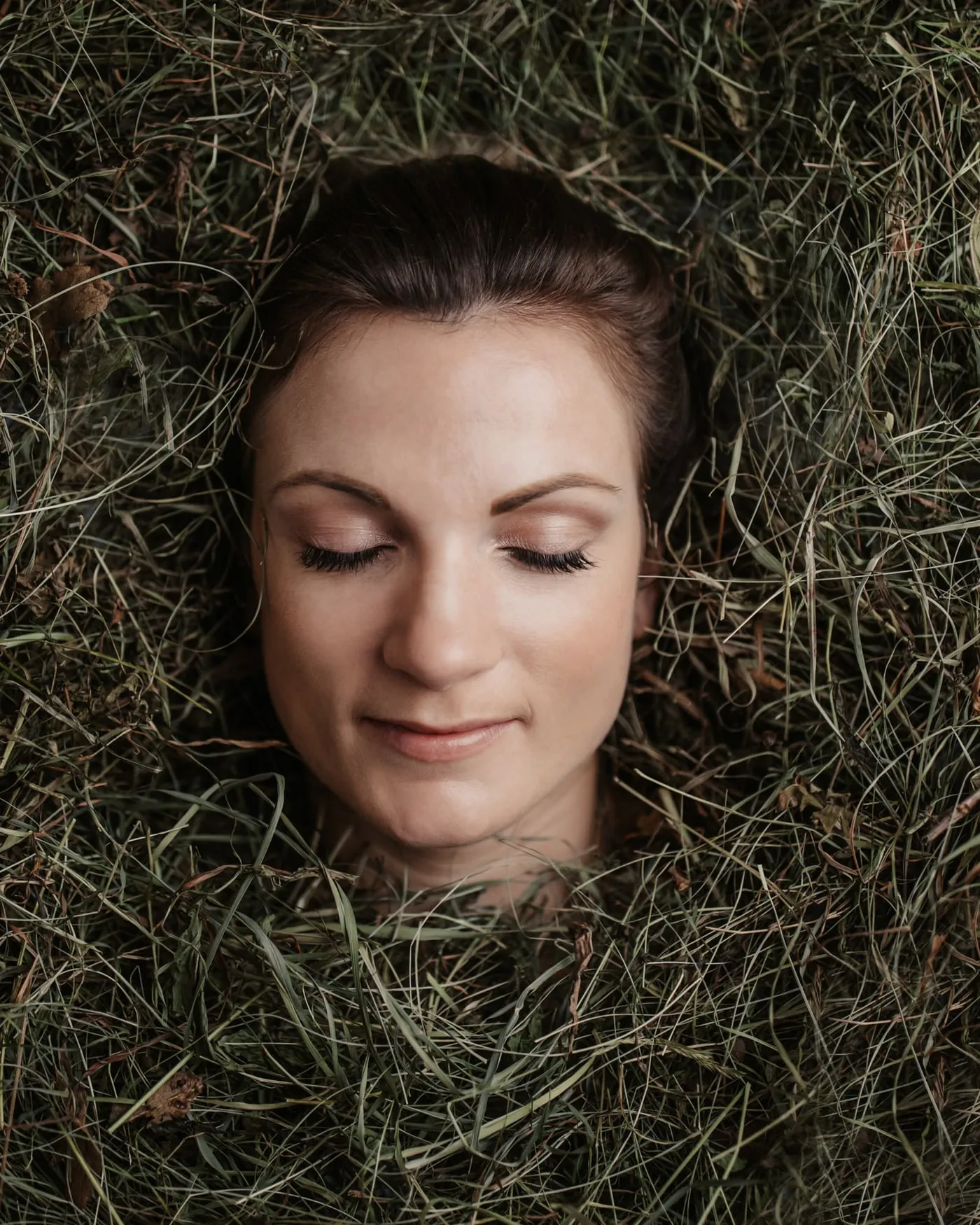 © Selina Flasch Photography Host leží se zavřenýma očima v horském seně ze Stodertalu