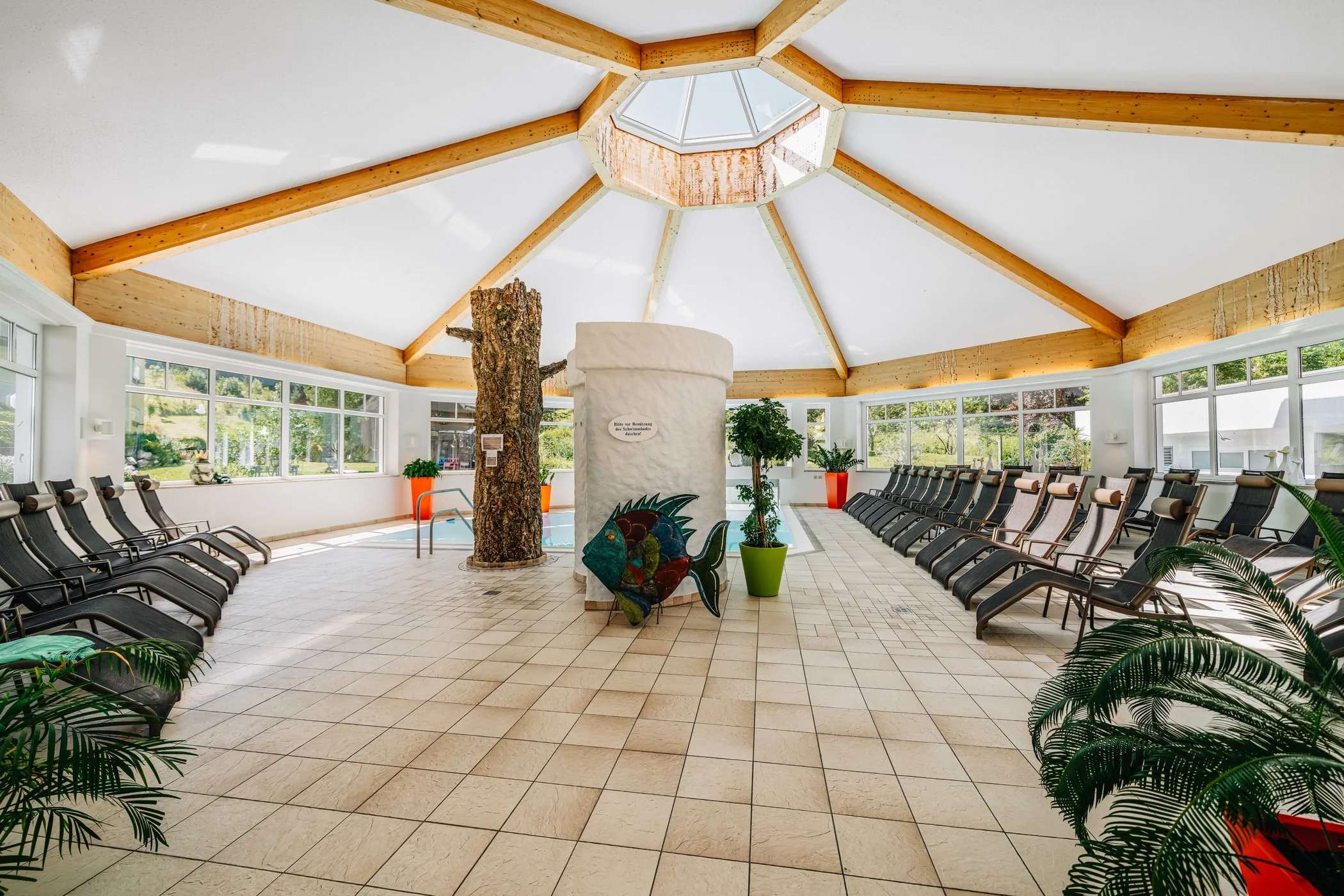 Bazénový pavilon s lehátky po obou stranách a se světlíkem