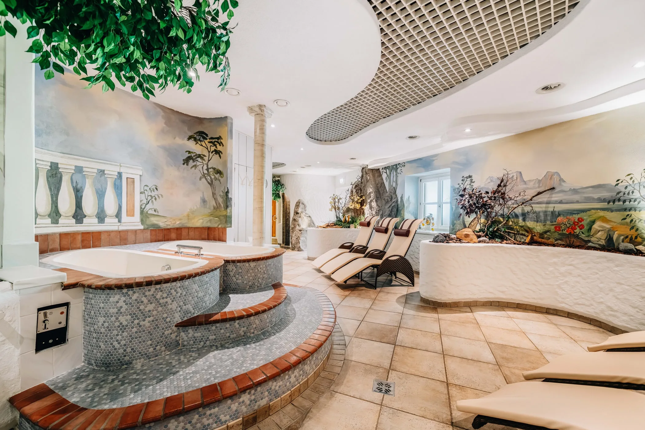 Obě aromatické lázně s barevným světlem, vedle nich relaxační lehátka