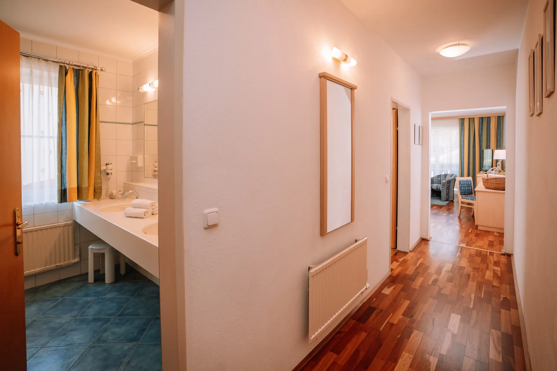 Vorraum mit Blick ins Bad und ins Zimmer