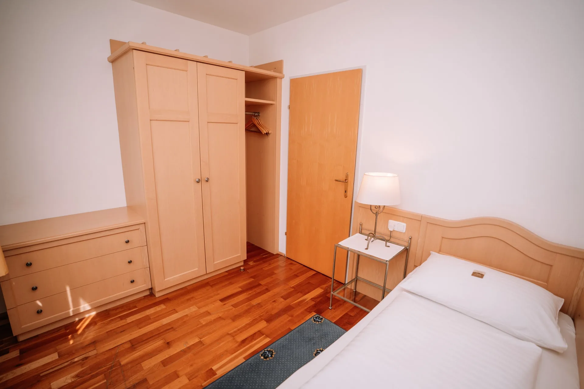 Kleiderschrank und Einzelbett im Kinderzimmer