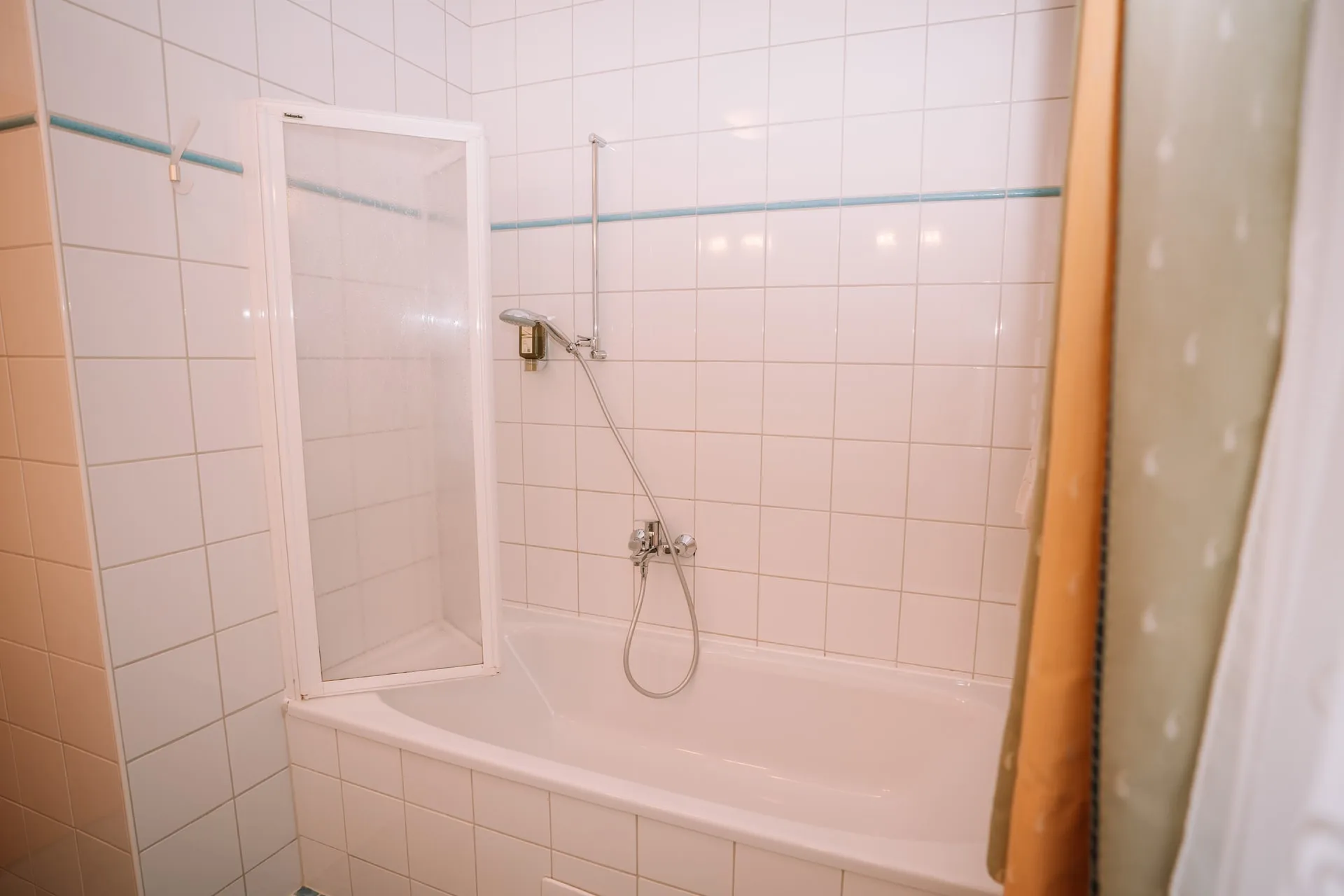 Bad mit Badewanne und Duschwand