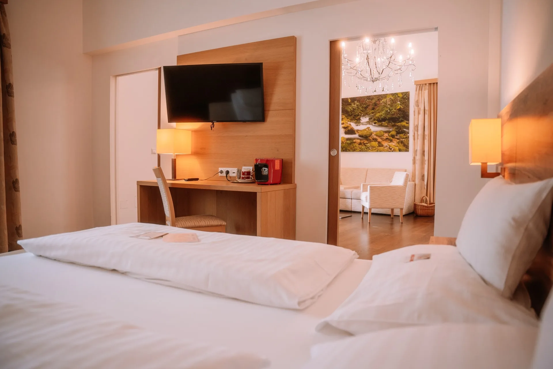 Doppelbett mit Blick in den Wohnraum