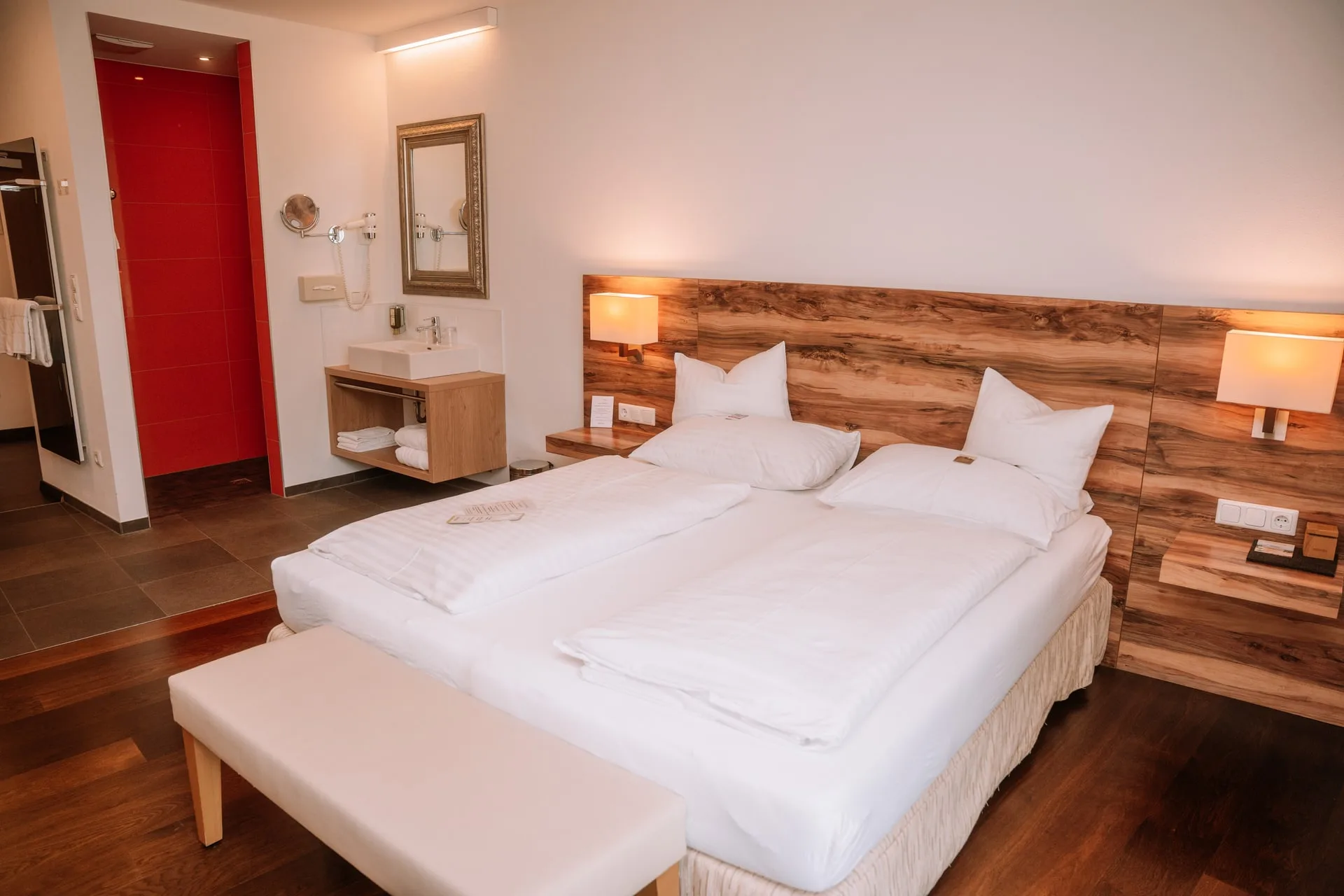 Apartmán Wohlfühlsuite s manželskou postelí před dřevěnou stěnou