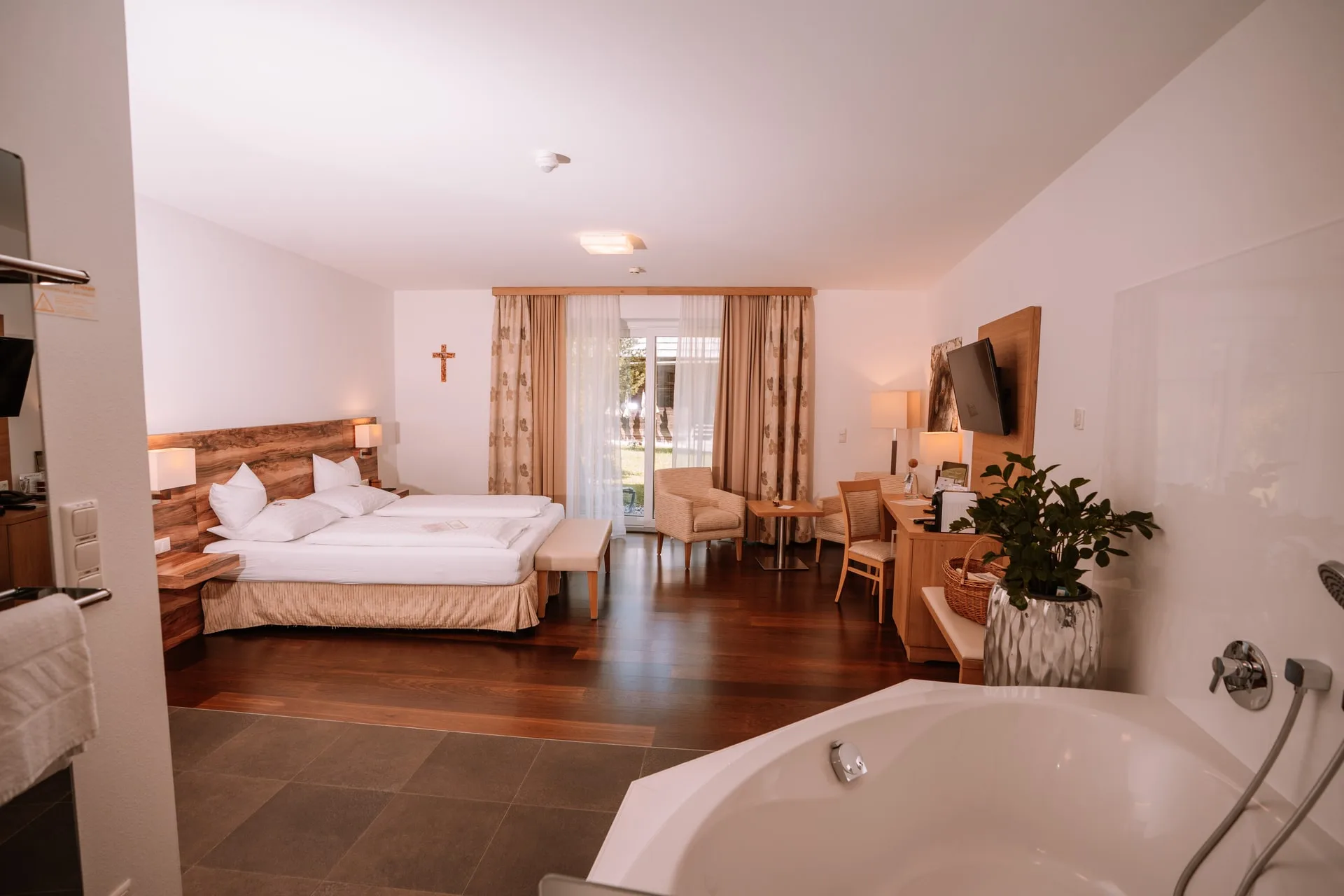 Pohled přes rohovou vanu do apartmánu