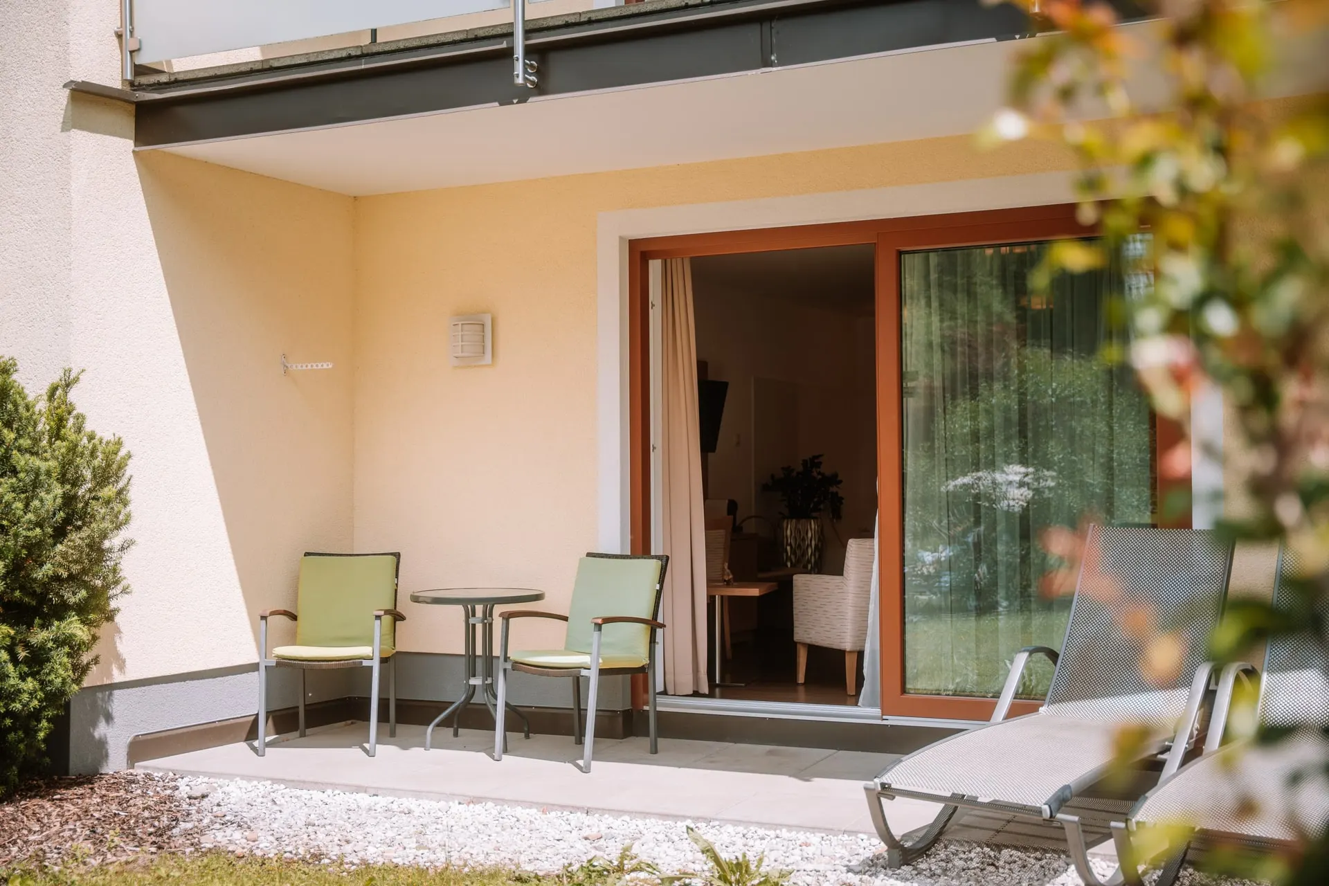 Terrasse der Suite mit Stühlen und Liegen